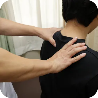 首裏のマッサージを受ける人の写真