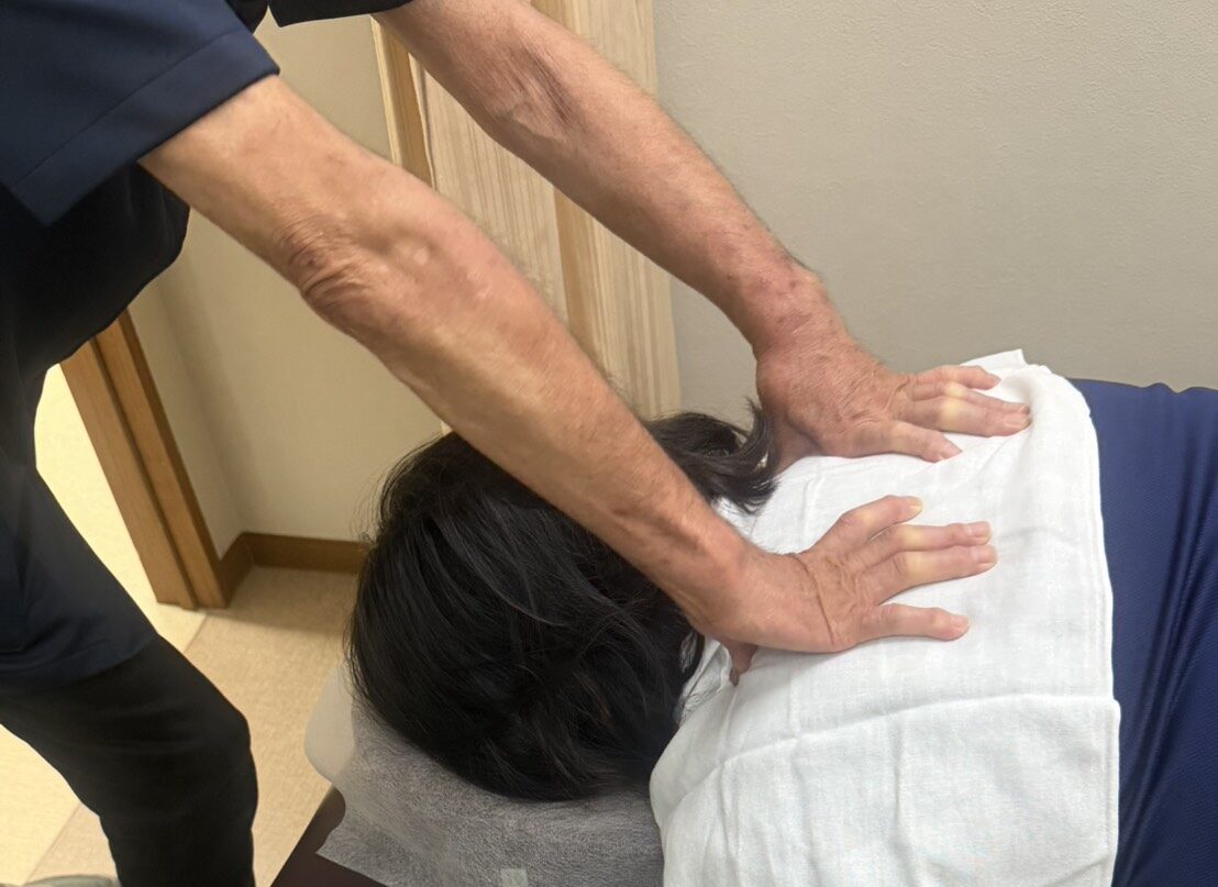 マッサージを行う中嶋先生