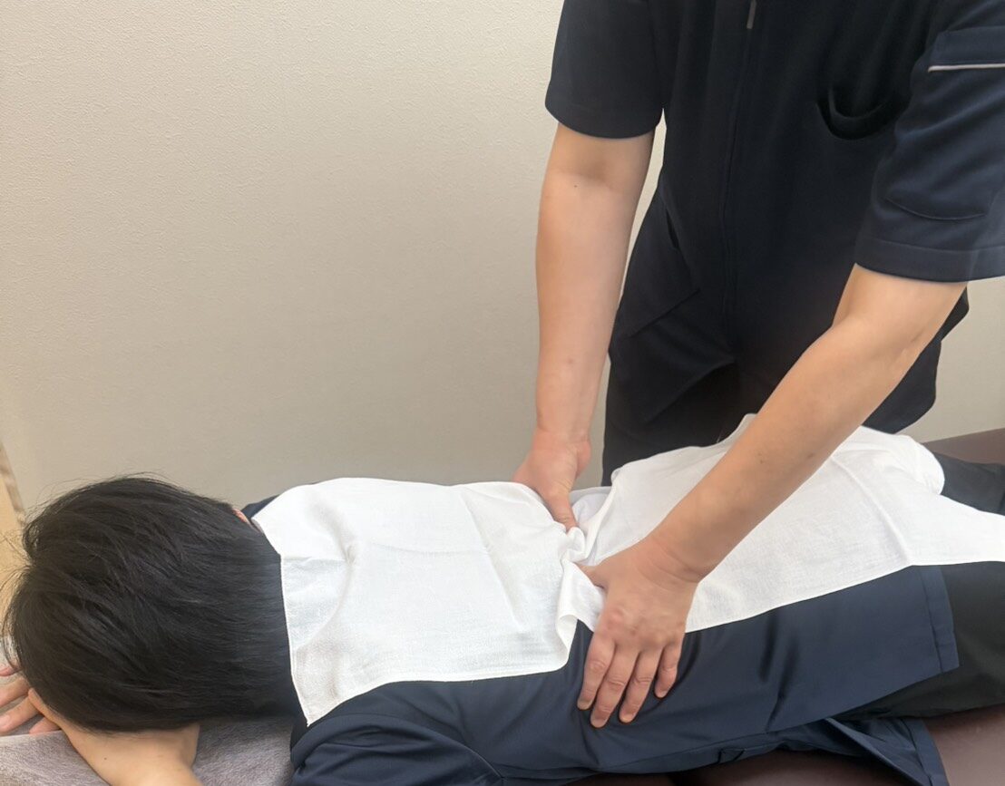マッサージを行う山崎先生